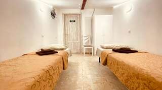 Гостиница Янина Санкт-Петербург Двухместный номер с 2 отдельными кроватями и общей ванной комнатой-1